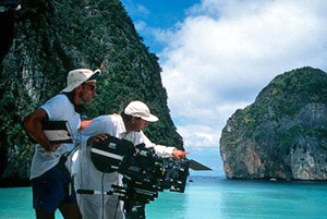 Regisseur Danny Boyle (links) met cinematograaf Darius op de set van The Beach