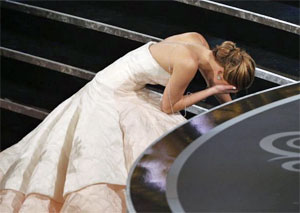 Argo wint Oscar beste film. Jennifer Lawrence is overmand door emoties op weg naar het podium